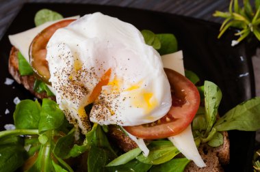 yeşillikleri ile haşlanmış yumurta