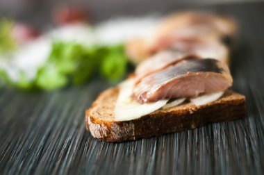 Çavdar ekmeği ringa balığı