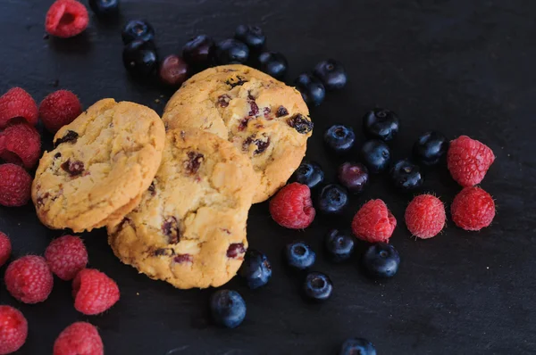 Cookies raspberries blueberries — Stock Photo, Image