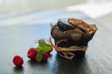 Ahududu ile çikolatalı kek