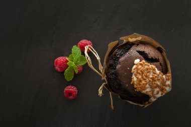 Ahududu ile çikolatalı kek