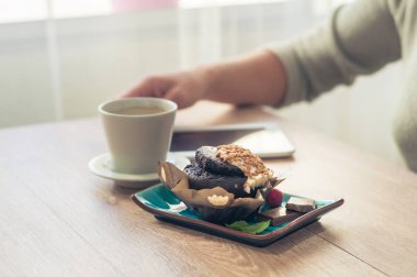 Kahvaltı için çörek ile kahve