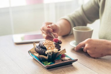 Kahvaltı için çörek ile kahve