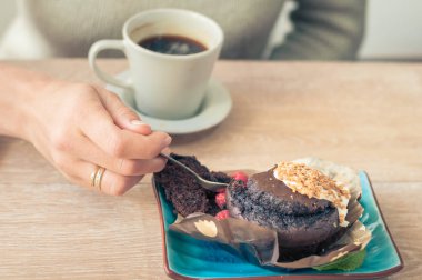 Kahvaltı için çörek ile kahve
