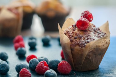 kek Ahududu ve yaban mersini ile