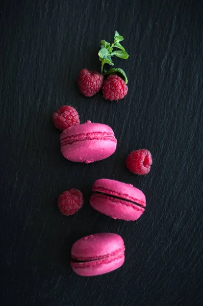 Macaroons com framboesas — Fotografia de Stock