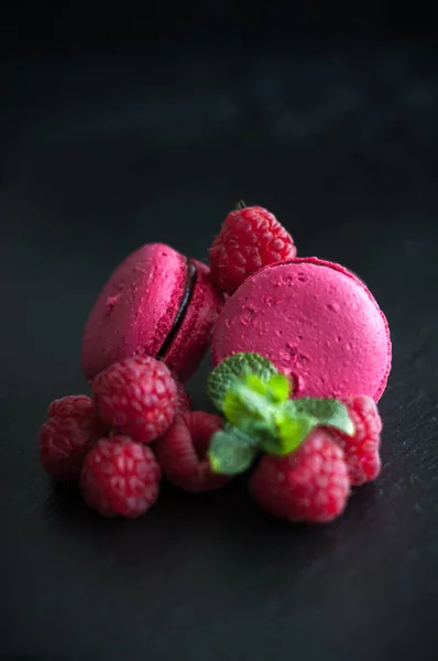 Macarrones con frambuesas — Foto de Stock