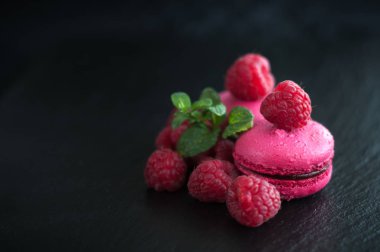 Ahududu ile macaroons