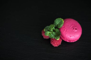 Ahududu ile macaroons