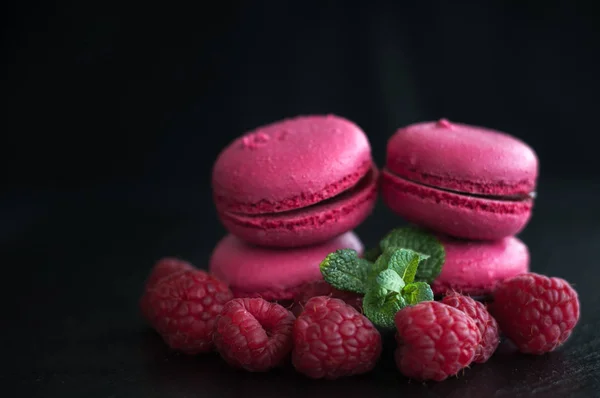 Macarrones con frambuesas —  Fotos de Stock