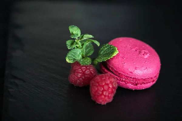 Macarrones con frambuesas — Foto de Stock