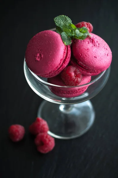 Macaroons com framboesas — Fotografia de Stock