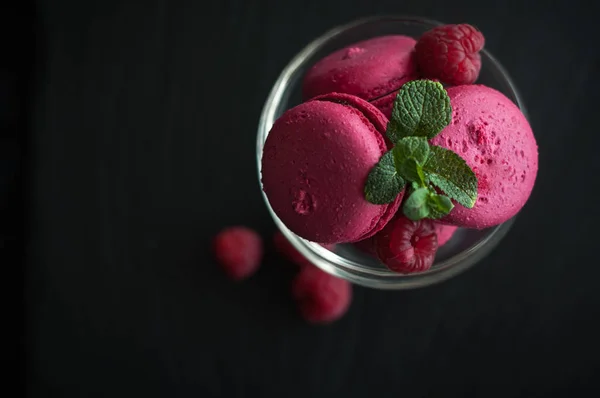 Macaroons com framboesas — Fotografia de Stock