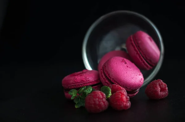 Macarrones con frambuesas —  Fotos de Stock