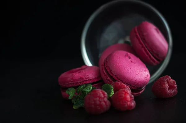 Macaroons com framboesas — Fotografia de Stock