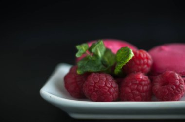 Ahududu ile macaroons
