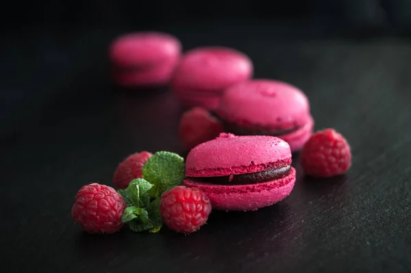 Ahududu ile macaroons — Stok fotoğraf