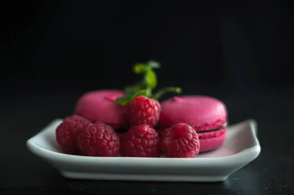 Makaroni dengan raspberry — Stok Foto