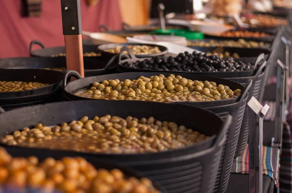 Оливки на рынке — стоковое фото
