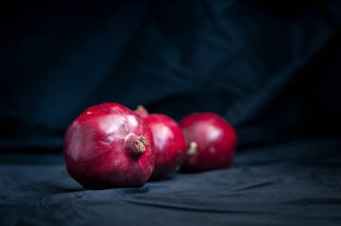Siyah bir zemin üzerine taze nar