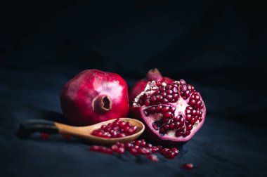 Siyah bir zemin üzerine taze nar