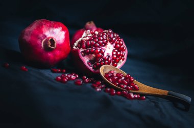 Siyah bir zemin üzerine taze nar