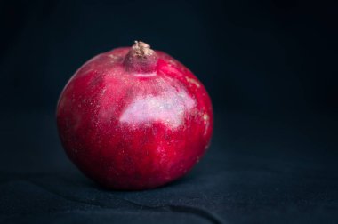 Siyah bir zemin üzerine taze nar