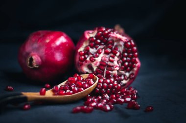 Siyah bir zemin üzerine taze nar