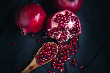 Siyah bir zemin üzerine taze nar