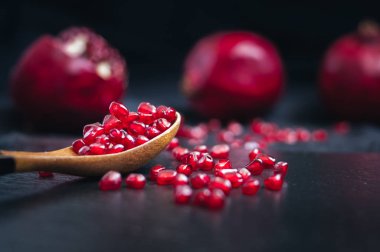 Siyah bir zemin üzerine taze nar