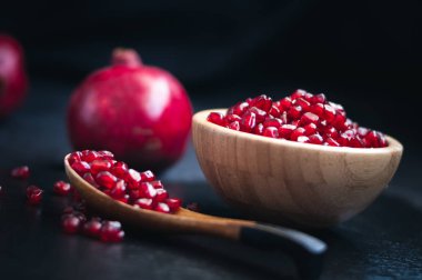 Siyah bir zemin üzerine taze nar