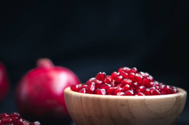 Siyah bir zemin üzerine taze nar