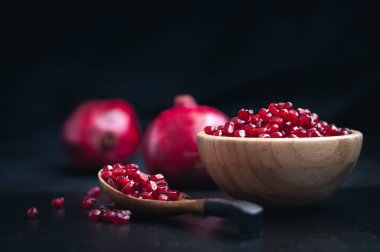 Siyah bir zemin üzerine taze nar