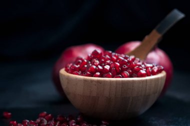 Siyah bir zemin üzerine taze nar