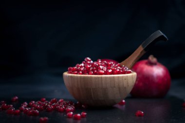 Siyah bir zemin üzerine taze nar