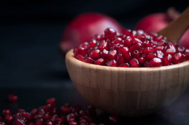 Siyah bir zemin üzerine taze nar