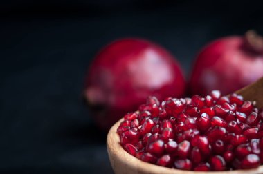 Siyah bir zemin üzerine taze nar