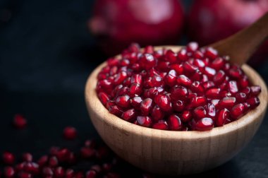 Siyah bir zemin üzerine taze nar