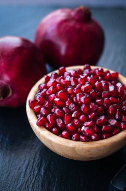 Siyah bir zemin üzerine taze nar