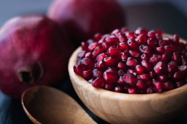 Siyah bir zemin üzerine taze nar