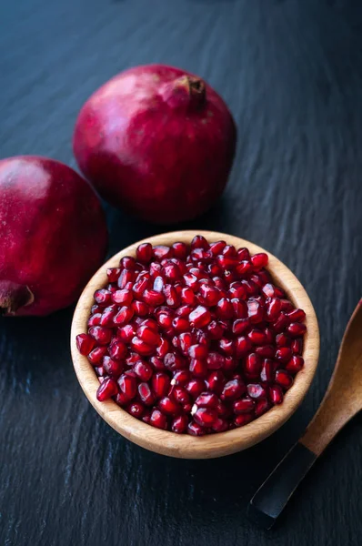 Siyah bir zemin üzerine taze nar