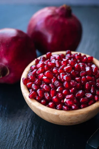 Siyah bir zemin üzerine taze nar