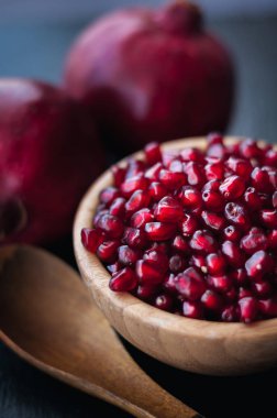 Siyah bir zemin üzerine taze nar