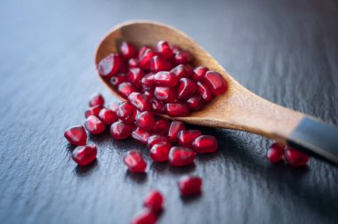 Siyah bir zemin üzerine taze nar