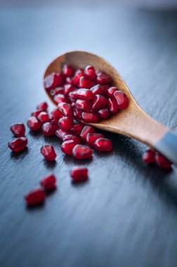 Siyah bir zemin üzerine taze nar