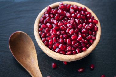 Siyah bir zemin üzerine taze nar