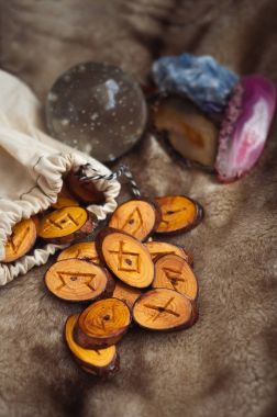 kürk üzerinde ahşap rünleri