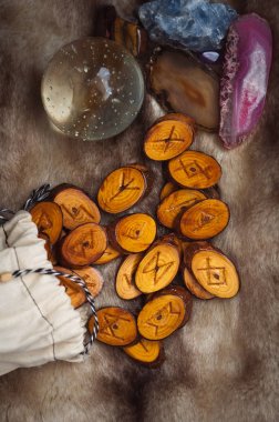 kürk üzerinde ahşap rünleri