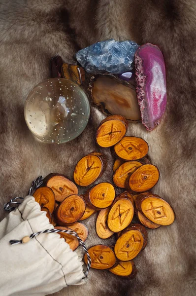 Runes en bois sur la fourrure — Photo