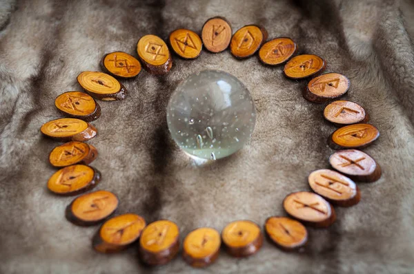 Runas de madera en la piel — Foto de Stock